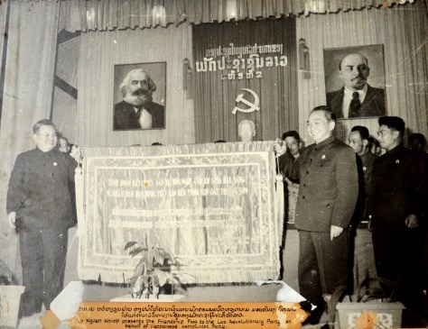 Comrade Vo Nguyen Dap presents the friendship flag to the Lao revolutionary party on behalf of Vietnamese communist party